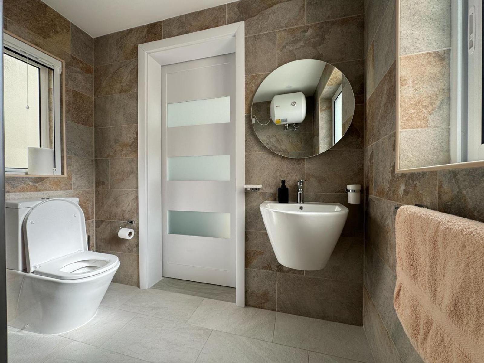 Luxury & Modern Two Bedroom Apartment *